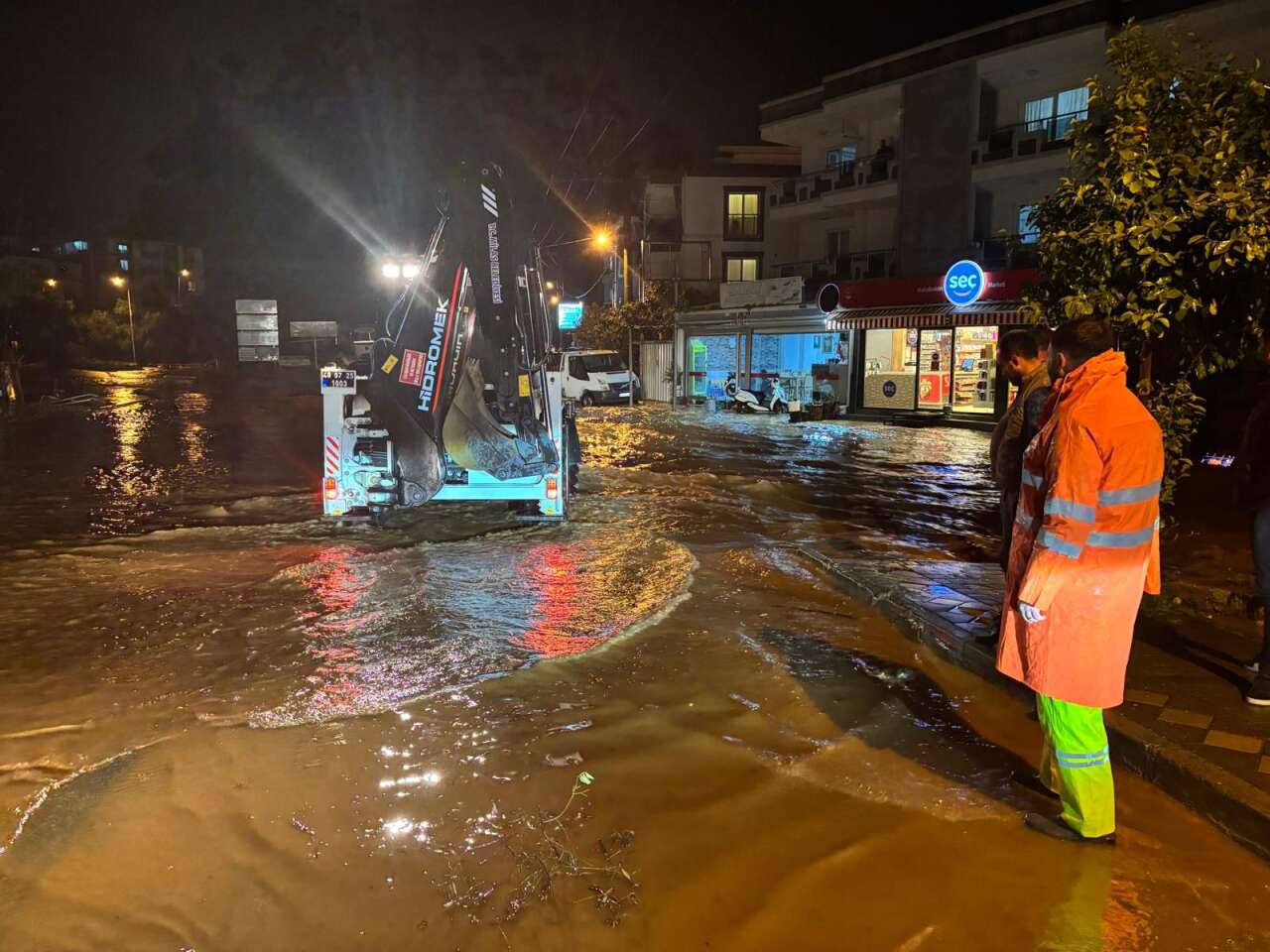 Milas’ta Fırtına Alarmı: Belediye Ekipleri Gece Gündüz Görev Yaptı 1